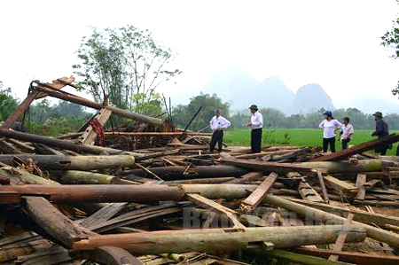 Đầu tháng Tư, giông lốc đã từng làm sập đổ, tốc mái 76 nhà dân ở Lục Yên. Ảnh minh họa